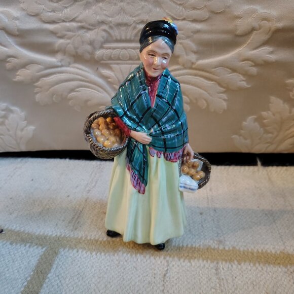 Vintage Mint Royal Doulton "The Orange Lady" Figurine - Picture 1 of 9